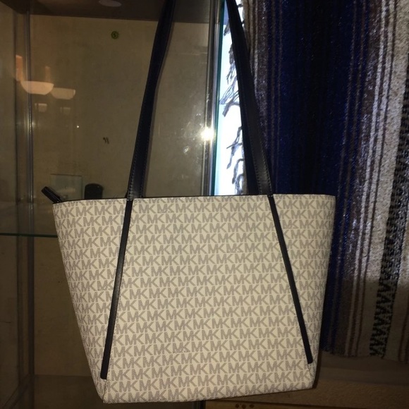 Michael Kors tote and wallet set - Picture 3 of 8